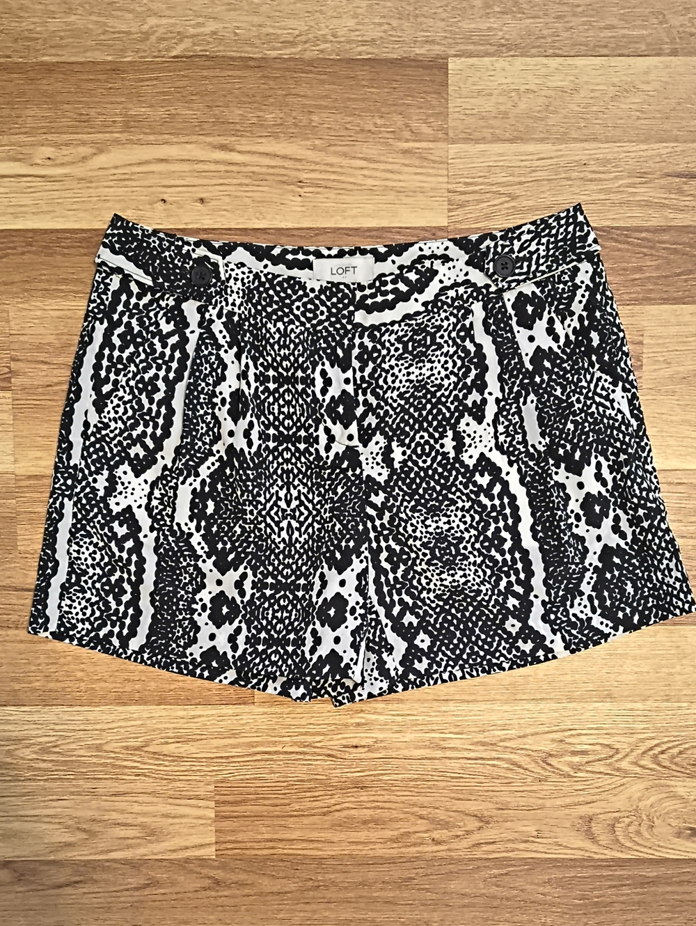 LOFT Black & White Patterned Snake Women's Shorts